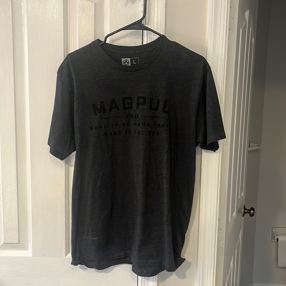 Men’s Magpul t shirt